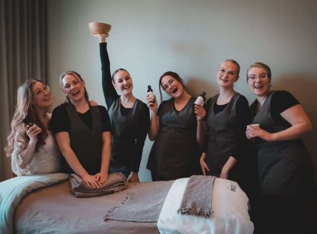 Hyvää Yrittäjän Päivää! 🏆💯Tänään juhlitaan yrittäjyyttä! 🥳
Tiesitkö että me kaikki olemme yrittäjiä Kideassa? Yrittäjyydessä parasta on vapaus. Saamme tehdä oman näköistä työtä ja voimme  kohdata teidät juuri sellaisina kuin olemme;  innolla työhömme suhtautuvina ammattilaisina. 😍Lämmin kiitos kaikille asiakkaillemme! Teidän ansiostanne saamme tehdä työtä, joka tuntuu joka päivä merkitykselliseltä. 💕