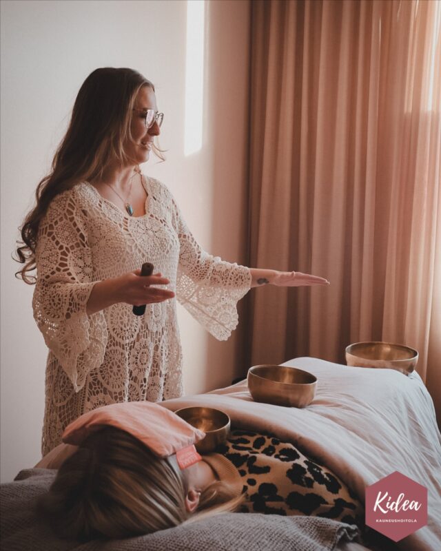 Sanna-Mari jää pian äitiyslomalle!❤️Se tarkoittaa, että nyt on viimeisiä aikoja vapaana energiahoitoon ennen taukoa!✨Varaa kiireesti omasi:
💫 Ma 22.9.
💫 To 25.9.
💫 Su 5.10.Onnea Sanna-Marille tulevaan ihanaan elämänvaiheeseen!❤️