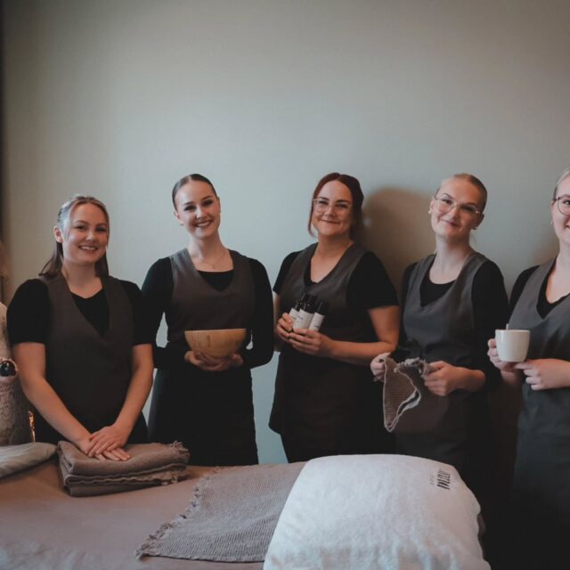 ✨ Mikä on Kidea? ✨Meille on tullut paljon uusia seuraajia, joten esittely on paikallaan. Ihanaa, että olet täällä!🩷 Kerrotaanpa siis lyhyesti, mikä Kidea on.Kidea on vuonna 2019 perustettu kauneushoitola Haukiputaalla. Muutimme vuonna 2024 uusiin, tunnelmallisiin tiloihin Takomotielle, jossa meillä on neljä hoitohuonetta, kosmetiikkamyymälä ja viihtyisä odotustila. Meidän unelmien työpaikka ja paikka, jossa asiakkaat saavat hetken itselleen! 🥰Kidea on matalan kynnyksen hoitola. Meille saa tulla juuri sellaisena kuin on. Haluamme kohdata jokaisen asiakkaan yksilönä ja tehdä hoidot aina asiakkaan toiveita kuunnellen. 🩷Täällä sinua palvelevat omistajat ja kosmetologit Emma ja Meri, kosmetologit Anni ja Emmi sekä äitiyslomalla oleva Jenna. Lisäksi tiimiimme kuuluvat energiahoitaja Sanna-Mari, jalkojenhoitaja Tiina ja kynsiteknikko Iida. Meitä yhdistää vahva ammattitaito ja aito halu tehdä työtä sydämellä.🩷Jos olet uusi täällä, olet lämpimästi tervetullut! Ja jos olet jo vanha tuttu, ihanaa kun olet! Joka tapauksessa, tuuhan käymään meillä! 🤗📍 Takomotie 1, Haukipudas🌐 www.kauneushoitolakidea.fi