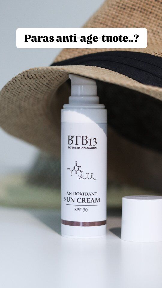 🌞 Aurinkosuoja = ihon tärkein anti-age-tuote!⚠️Jopa 80 % ihon ennenaikaisista ikääntymismuutoksista liittyy auringon UV-säteilyyn. Tämän vuoksi aurinkosuoja kuuluu jokapäiväiseen ihonhoitoon!Kidean valikoimassa meillä on fysikaaliset aurinkosuojat, koska ne:
🔸 Heijastavat UV-säteet pois iholta
🔸 Ovat hellävaraisia ja sopivat myös herkälle iholle
🔸 Vähentävät ihon ja kehon kemikaalikuormaa❌ Kemialliset aurinkosuojat imeytyvät ihoon, ja osa niiden filttereistä voi kuormittaa sekä elimistöä että ympäristöä. Fysikaalinen suoja on turvallisempi valinta.Uuden ajan fysikaaliset suojat:
🔸 Eivät jätä valkoista pintaa
🔸 Kevyitä ja miellyttäviä koostumukseltaan
🔸 Sulautuvat ihoon kauniistiMeiltä löytyy fysikaaliset aurinkosuojat SPF 30 & SPF 50 🤍Videolla näkyvät aurinkosuojavoiteet:
BTB13 Antioxidant Sun Cream SPF30 45€ ja Ekopharma Tyrni Sun Shield SPF30 35€Tervetuloa tutustumaan! ✨