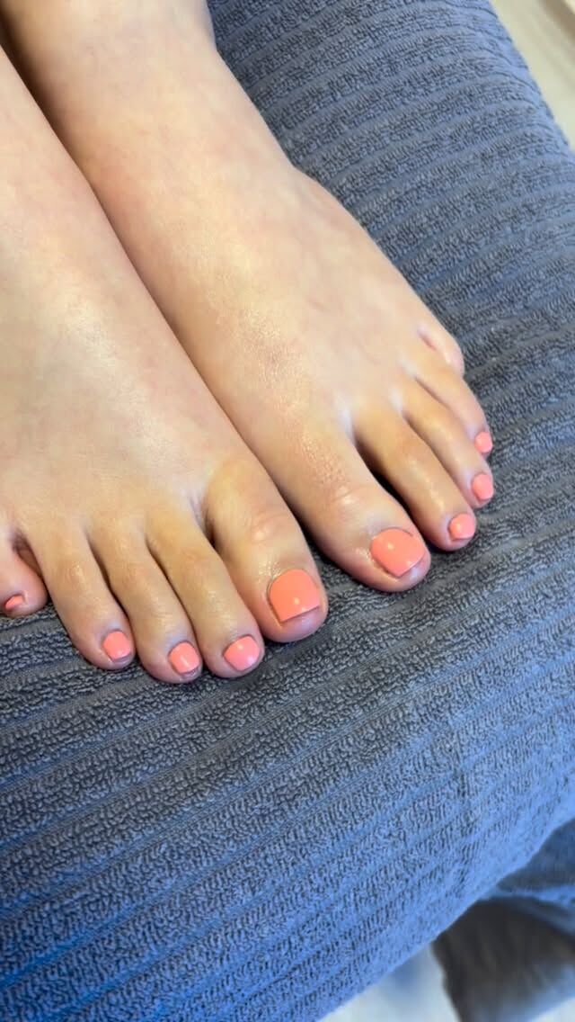 Kauniit ja huolitellut varpaankynnet kesäksi kestolakkauksella!🤩💅🏼