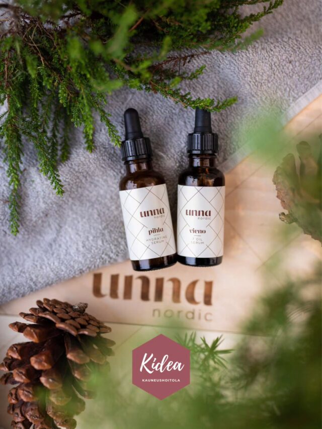 Esittelyssä UNNA NORDIC -ihonhoitosarja!💚 Jo ennen Kidean syntyä olimme kuulleet uudesta kotimaisesta luonnonkosmetiikkasarjasta, Unna Nordicista. Se kuulosti erilaiselta ja kiinnostavalta perinteisten hoitolasarjojen rinnalla. Metsäinen tuoksumaailma, luonnon inspiroimat raaka-aineet ja ainutlaatuinen tunnelma herättivät kiinnostuksen jo silloin.💚 Kun oman hoitolan perustaminen tuli ajankohtaiseksi, Unna valikoitui kuin itsestään Kidean ensimmäiseksi ihonhoitosarjaksi.💚 Raaka-aineita ovat muun muassa ravinteikas koivunmahla, hoitava ruusunmarjaöljy ja ihoa hellivä kaura. Metsäiset tuoksut, ihanat koostumukset ja huolella valitut aktiiviaineet tekevät ihonhoidosta elämyksen.💚 Unna Nordic -hoidot ovat kokonaisvaltaisia aistielämyksiä. Metsän tuoksut, äänimaailma, kosketus ja rauhoittava tunnelma kutsuvat pysähtymään hetkeksi. Unnan Metsäelämys-hoidosta onkin tullut monen suosikki hemmotteluhoito.💚 Unna on myös inspiroinut meitä hoitolan tunnelman luomisessa. Unna Nordicin tuotteet ovat monien asiakkaidemme suosikkeja ja sarjasta löytyy mahtavia ihonhoidon kulmakiviä. Eikä ihme, onhan tämä nyt kerta kaikkiaan ihana sarja! 😍💚 Oletko sinä kokeillut Unnaa? Onko sinulla suosikkituotetta?
